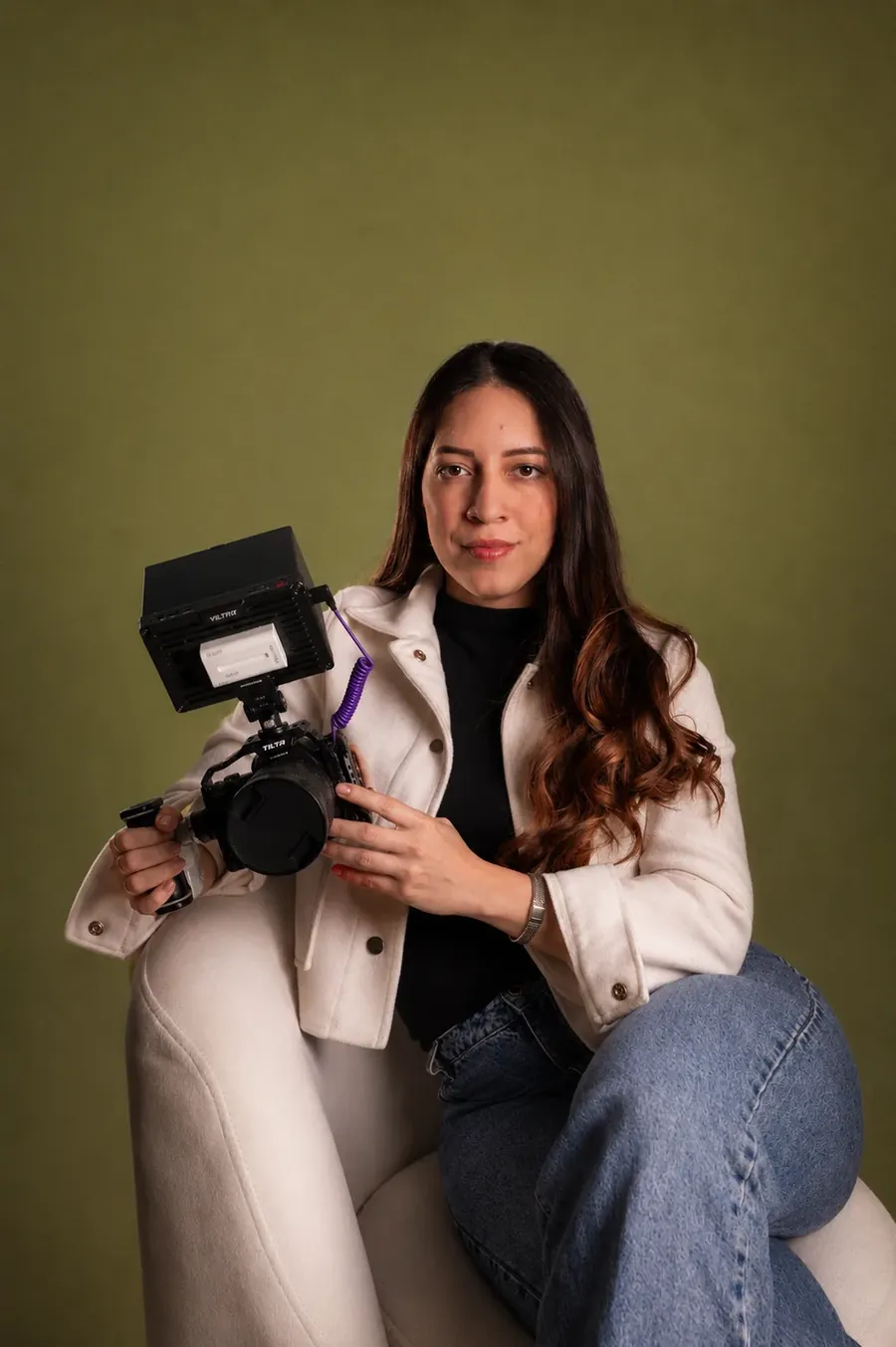 Camila Reyes con una cámara en el estudio